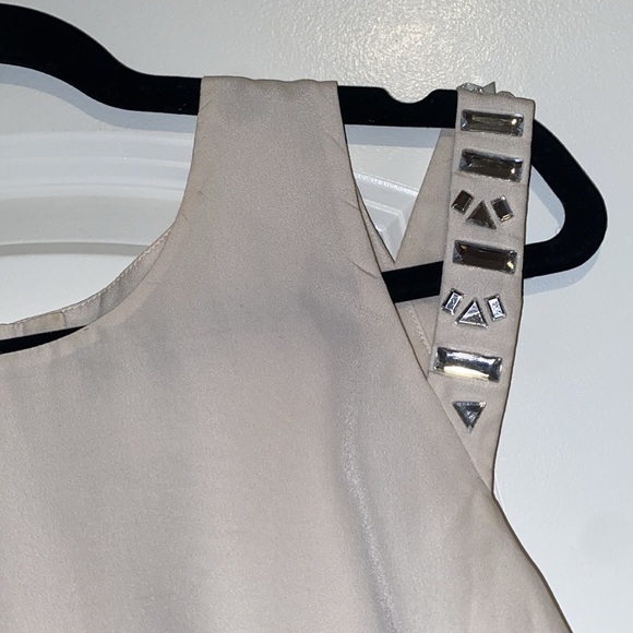 ✨ Jewel Cutout Strap Flowy Tank ✨ - Picture 5 of 6